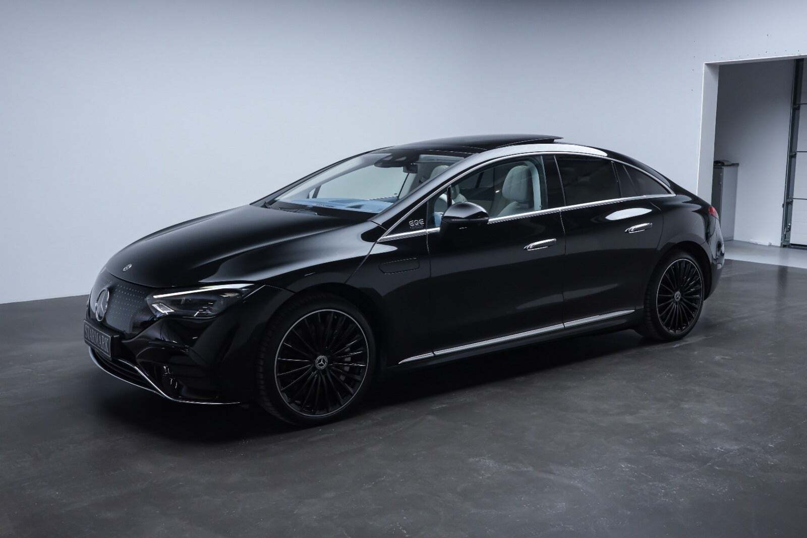 Sort Mercedes EQE350+ fra 2022