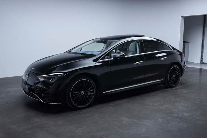 Sort Mercedes EQE350+ fra 2022 set udefra