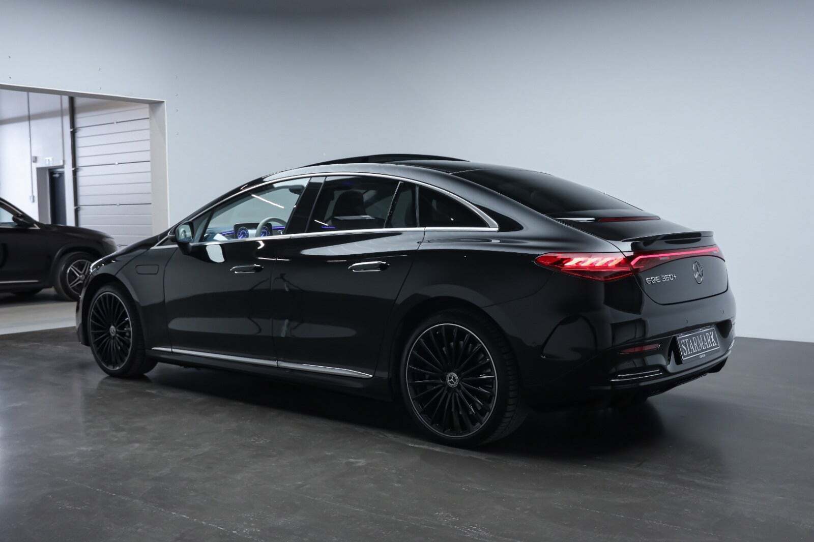 Sort Mercedes EQE350+ fra 2022