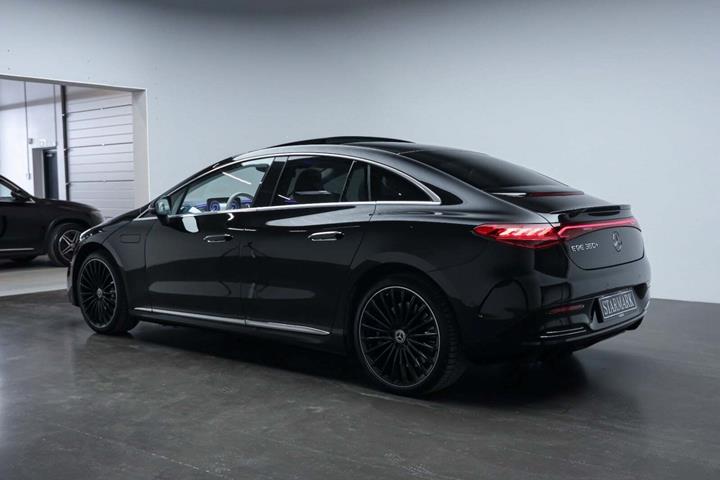 Sort Mercedes EQE350+ fra 2022
