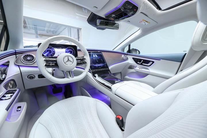Sort Mercedes EQE350+ fra 2022