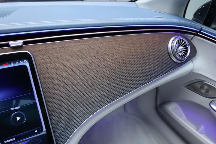 Sort Mercedes EQE350+ fra 2022