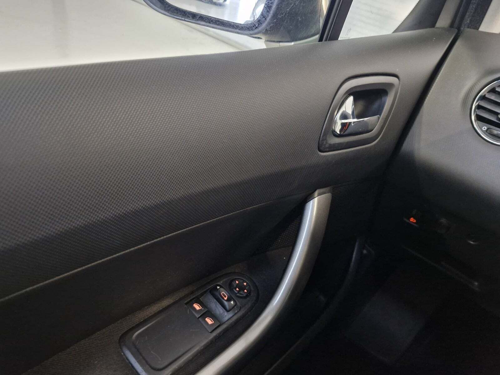 Orange Peugeot 308 fra 2011