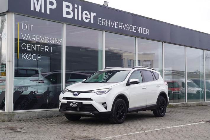 Hvid Toyota RAV4 fra 2017 set udefra