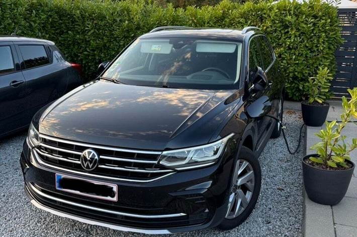 Sort VW Tiguan fra 2023 set udefra
