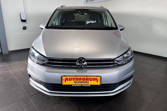 Sølv VW Touran fra 2023