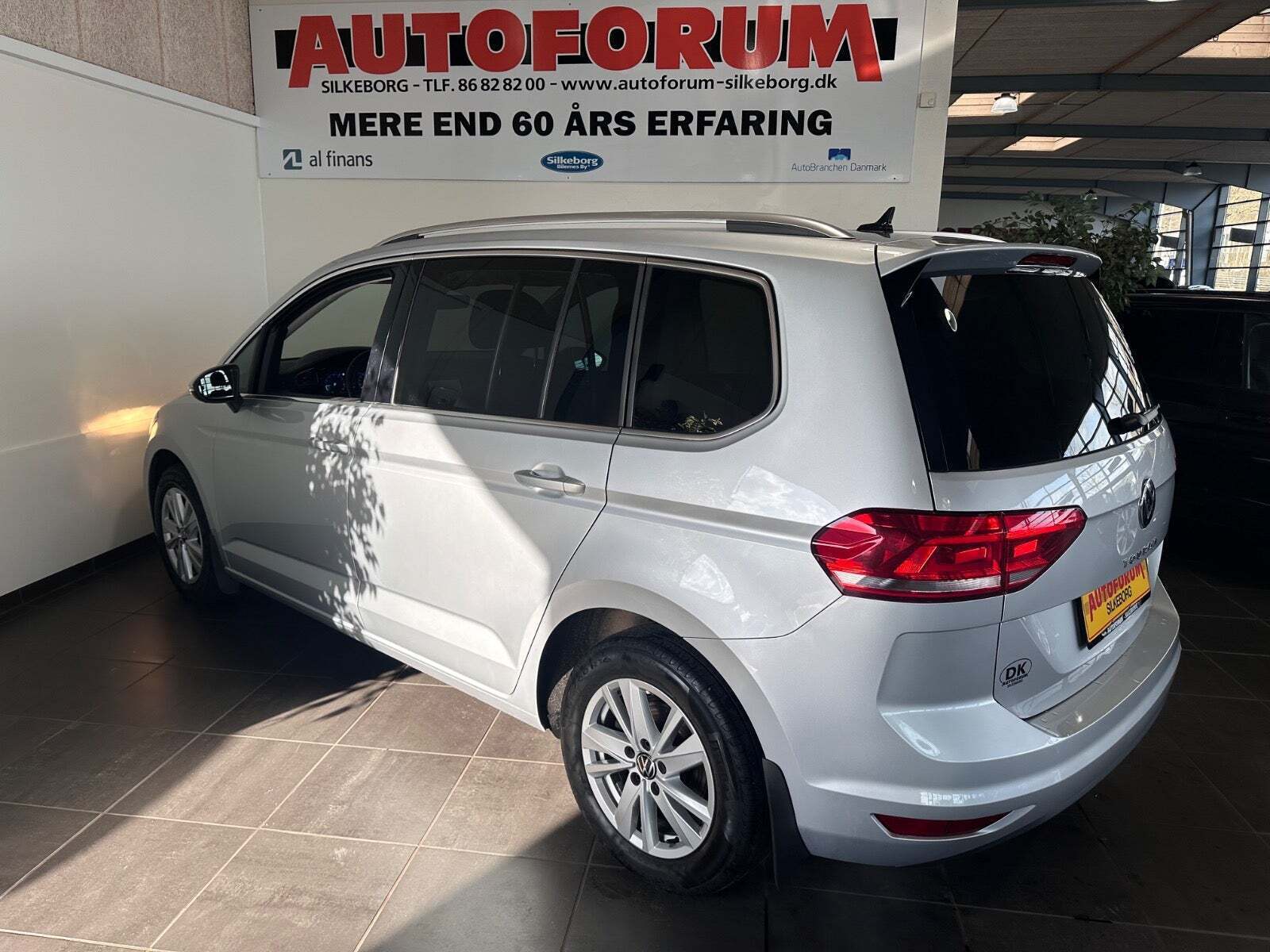 Sølv VW Touran fra 2023