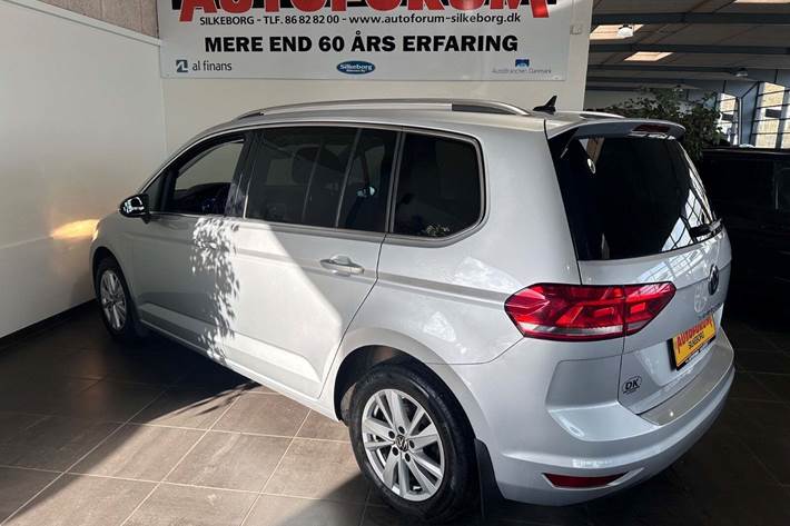 Sølv VW Touran fra 2023