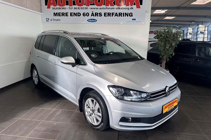 Sølv VW Touran fra 2023 set udefra