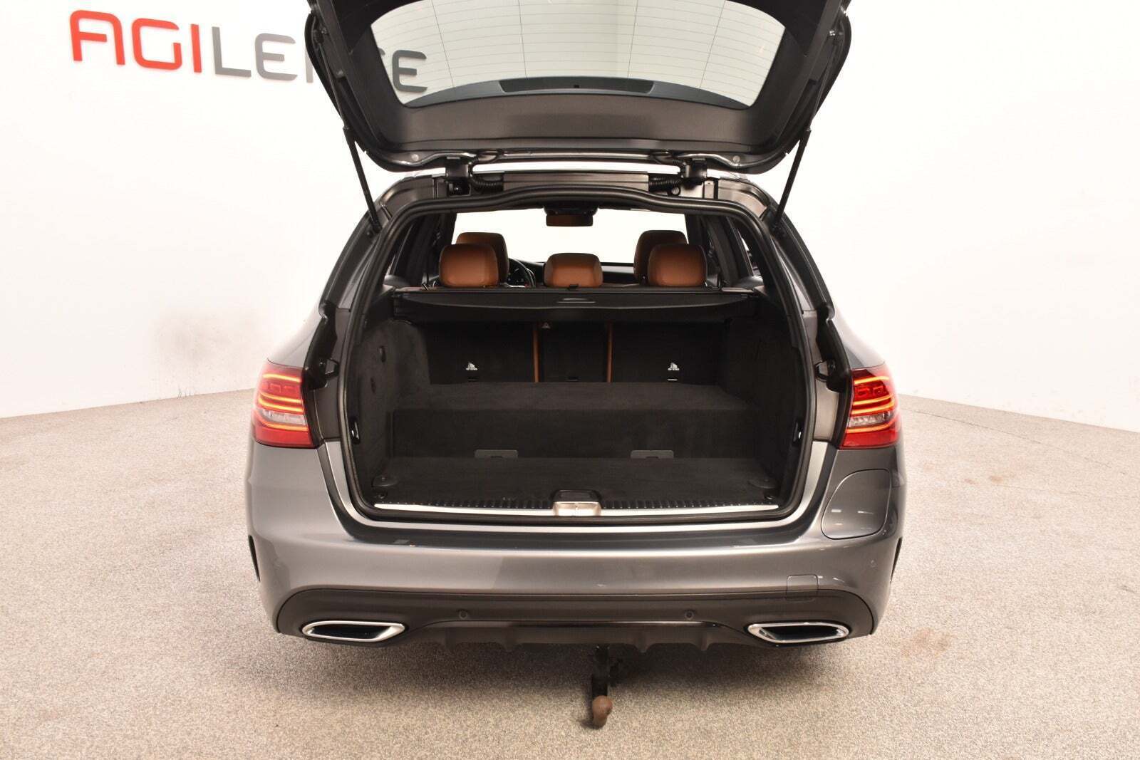 Grå Mercedes C300 de fra 2019