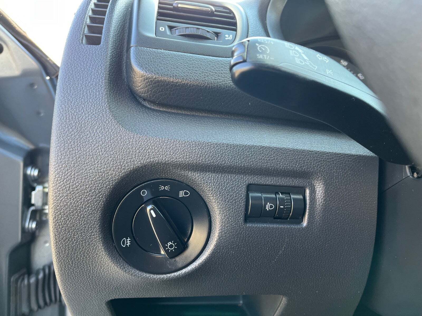 Grå Skoda Fabia fra 2013