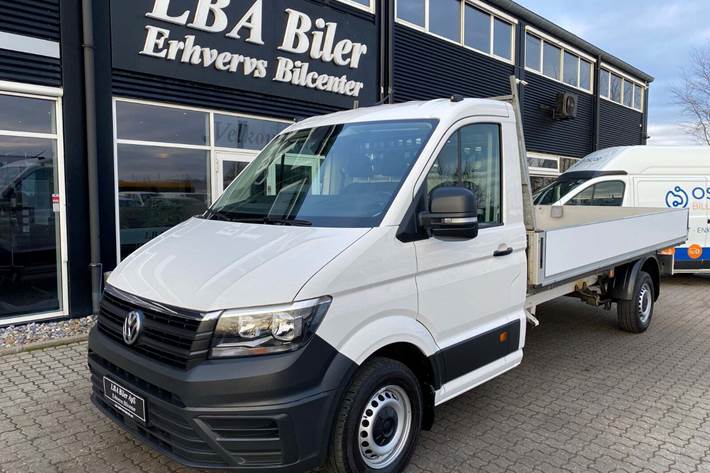 Hvid VW Crafter 35 fra 2023 set udefra