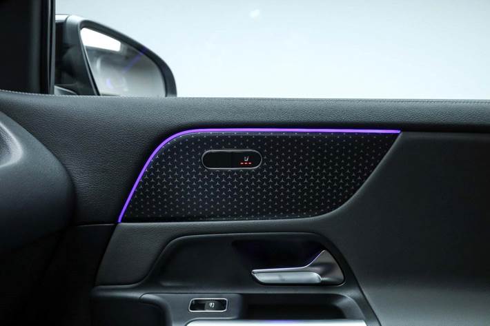 Sølv Mercedes EQA250+ fra 2024