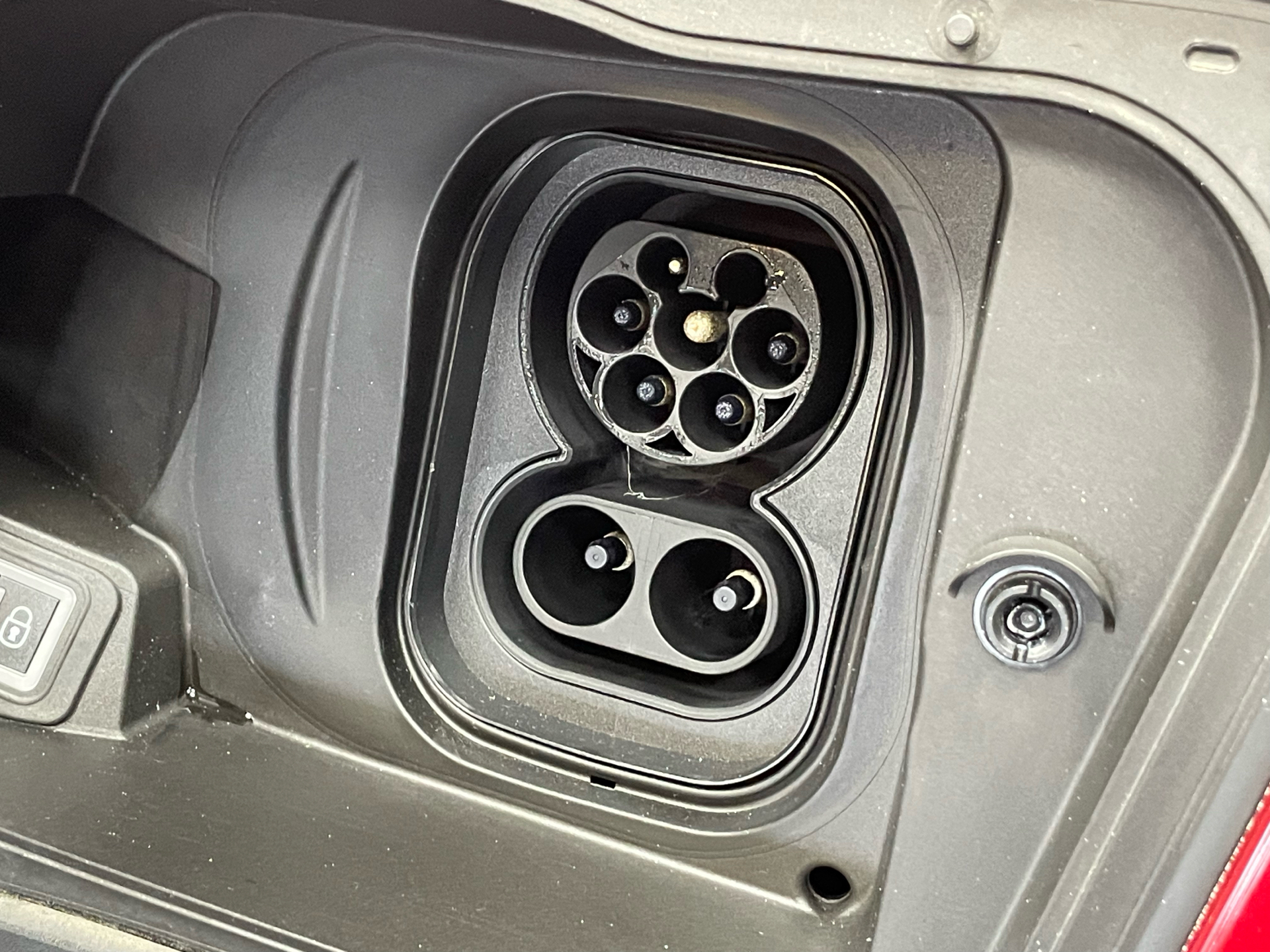 Rød Opel Mokka-e fra 2024