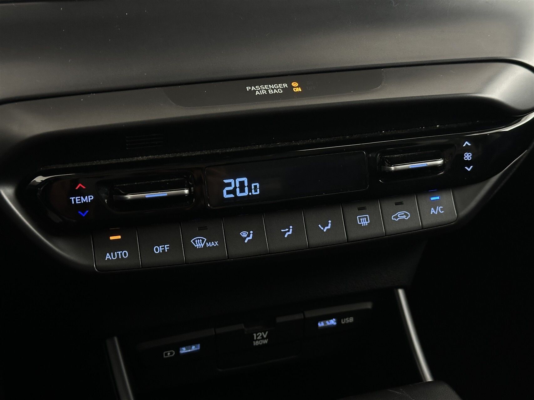 Grå Hyundai i20 fra 2021