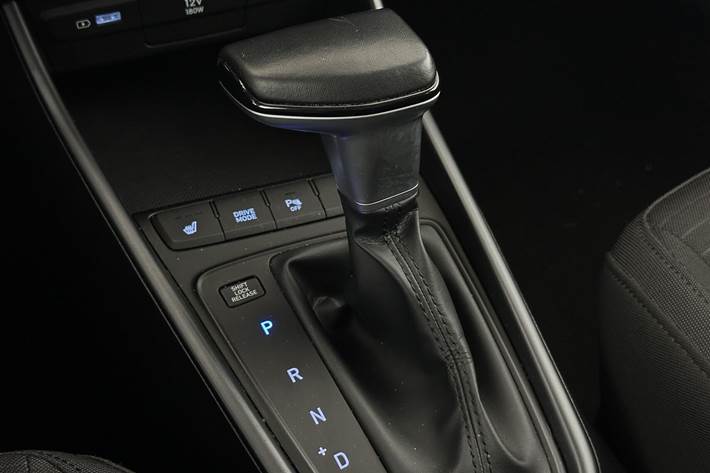 Grå Hyundai i20 fra 2021