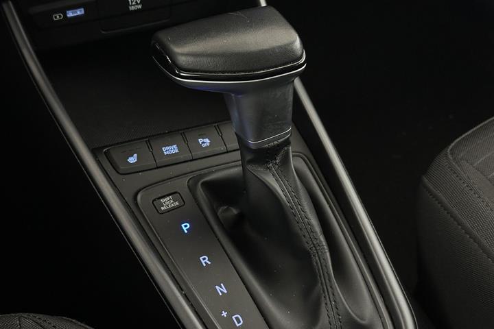 Grå Hyundai i20 fra 2021