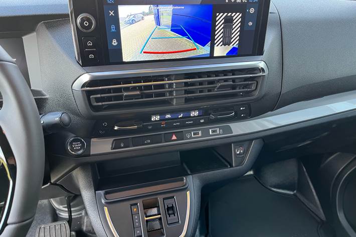 Hvid Peugeot Expert fra 2026 set indefra