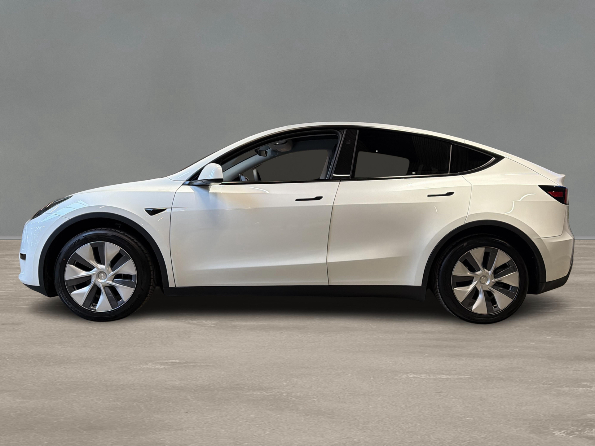 Hvid Tesla Model Y fra 2024
