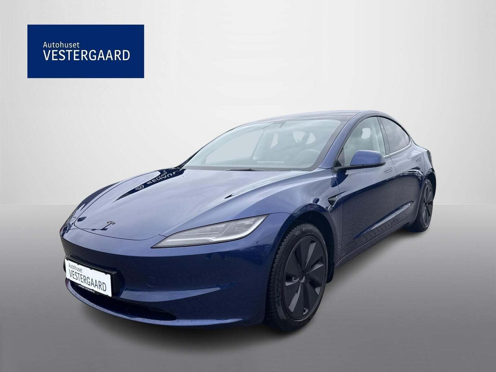 Blå Tesla Model 3 fra 2024