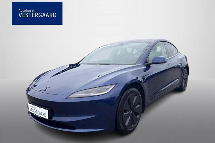 Blå Tesla Model 3 fra 2024 set udefra