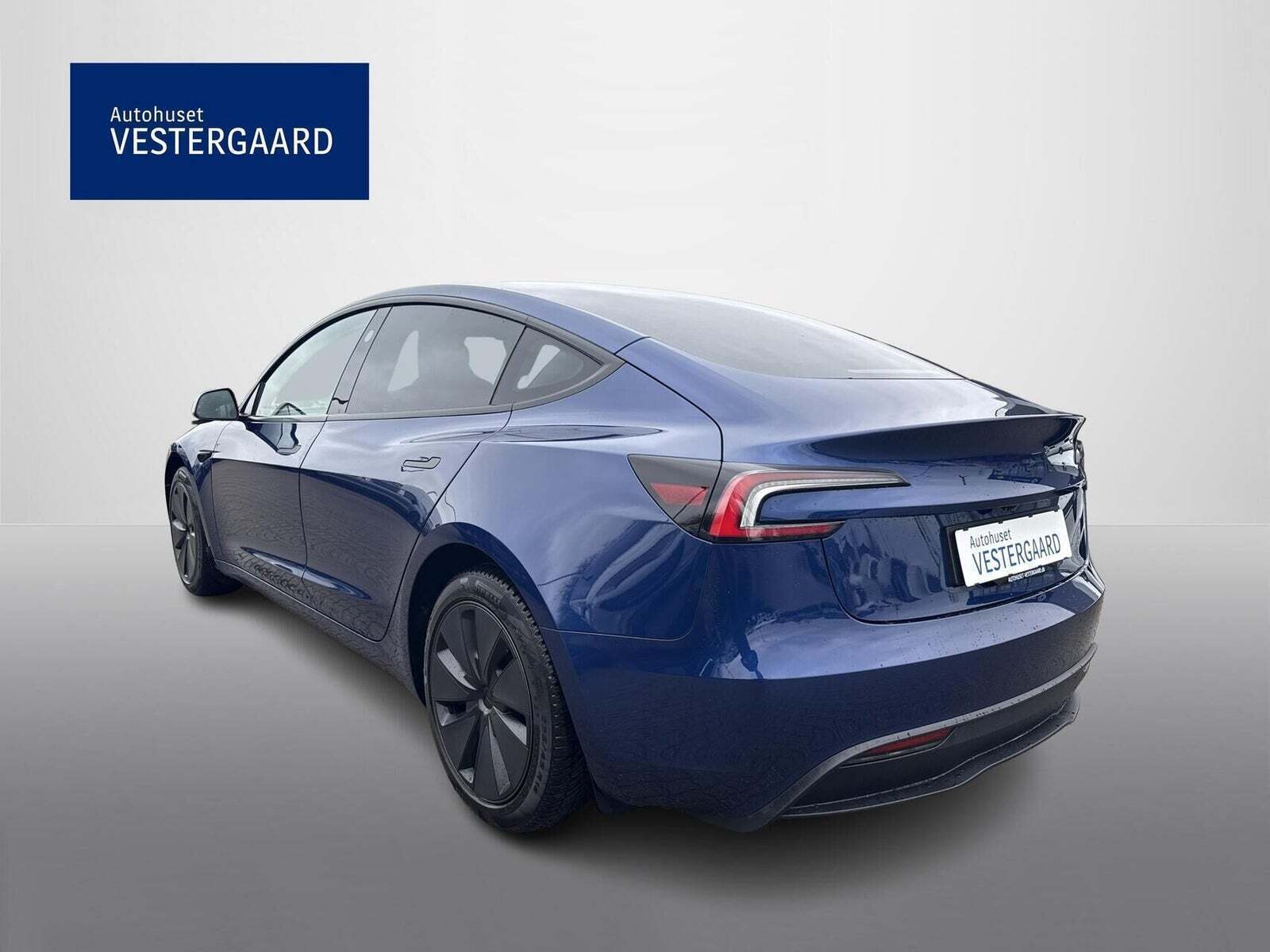 Blå Tesla Model 3 fra 2024