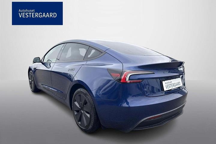 Blå Tesla Model 3 fra 2024