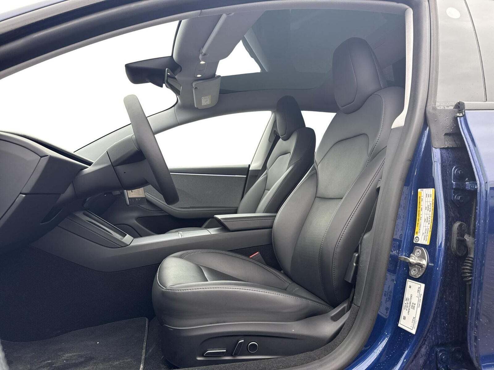 Blå Tesla Model 3 fra 2024