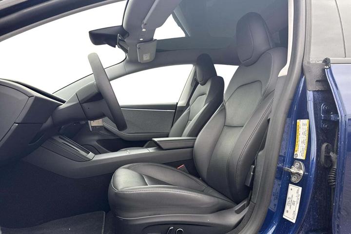 Blå Tesla Model 3 fra 2024