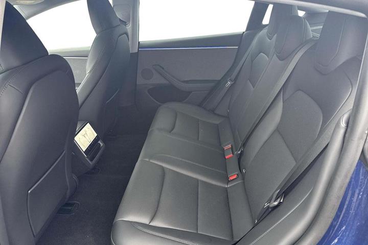 Blå Tesla Model 3 fra 2024