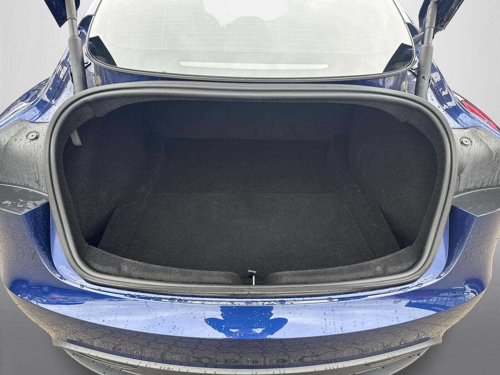 Blå Tesla Model 3 fra 2024