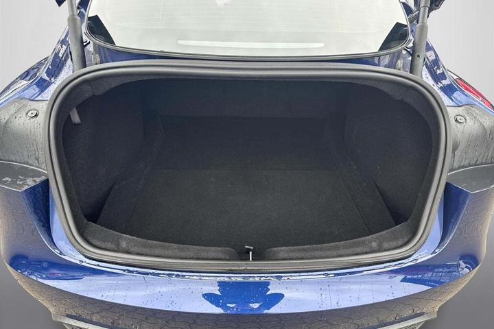 Blå Tesla Model 3 fra 2024