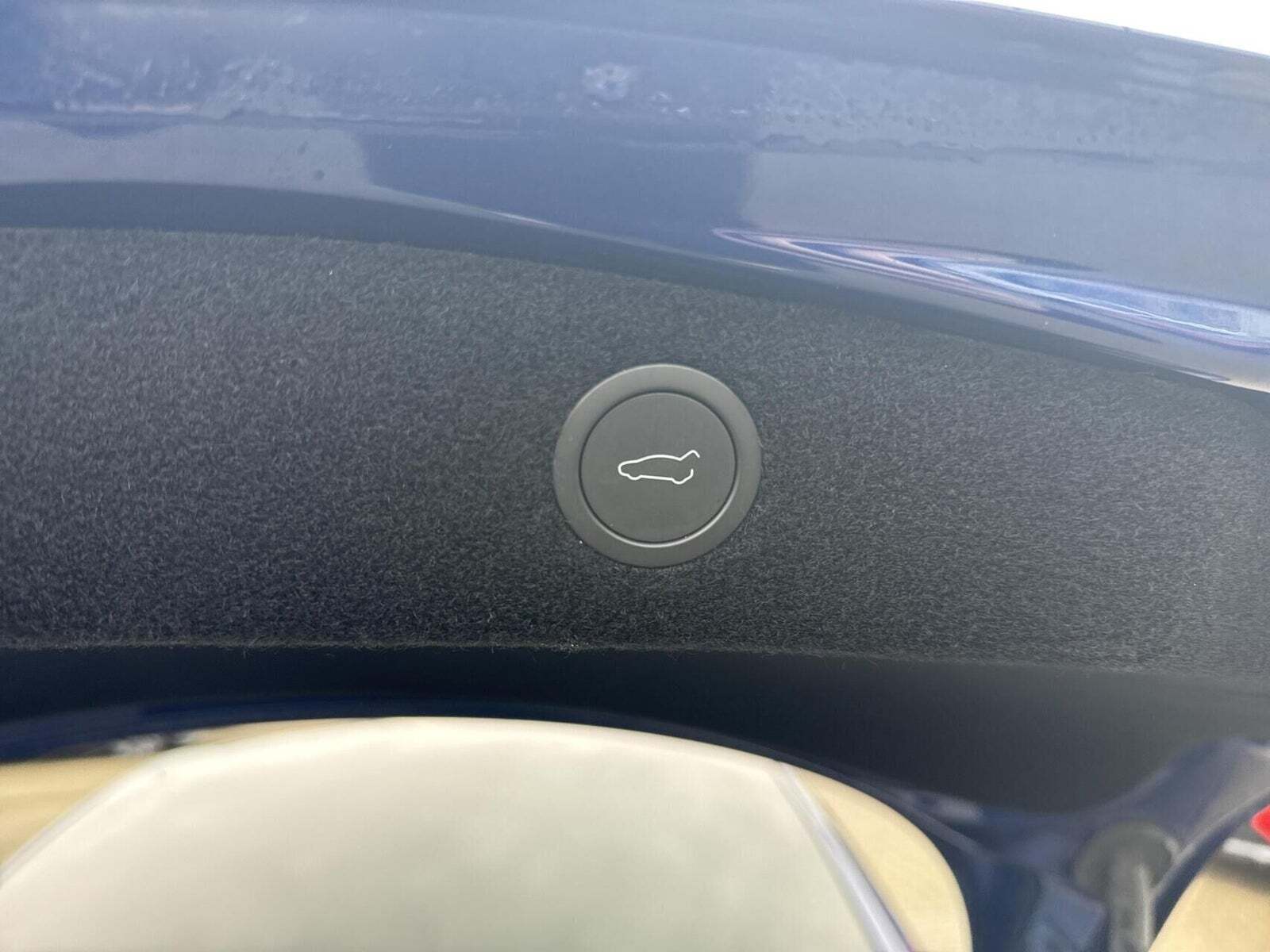 Blå Tesla Model 3 fra 2024