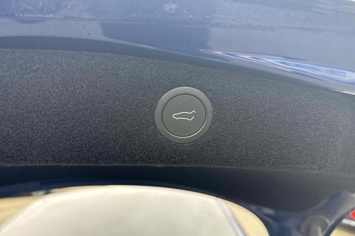 Blå Tesla Model 3 fra 2024