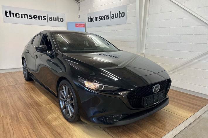 Sort Mazda 3 fra 2020 set udefra