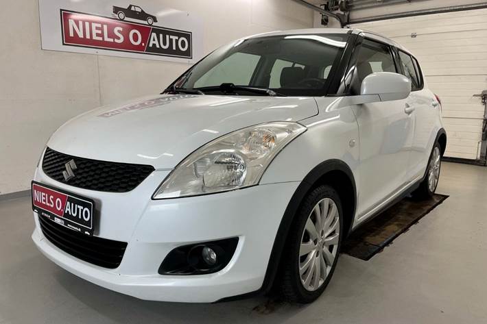 Hvid Suzuki Swift fra 2012 set udefra
