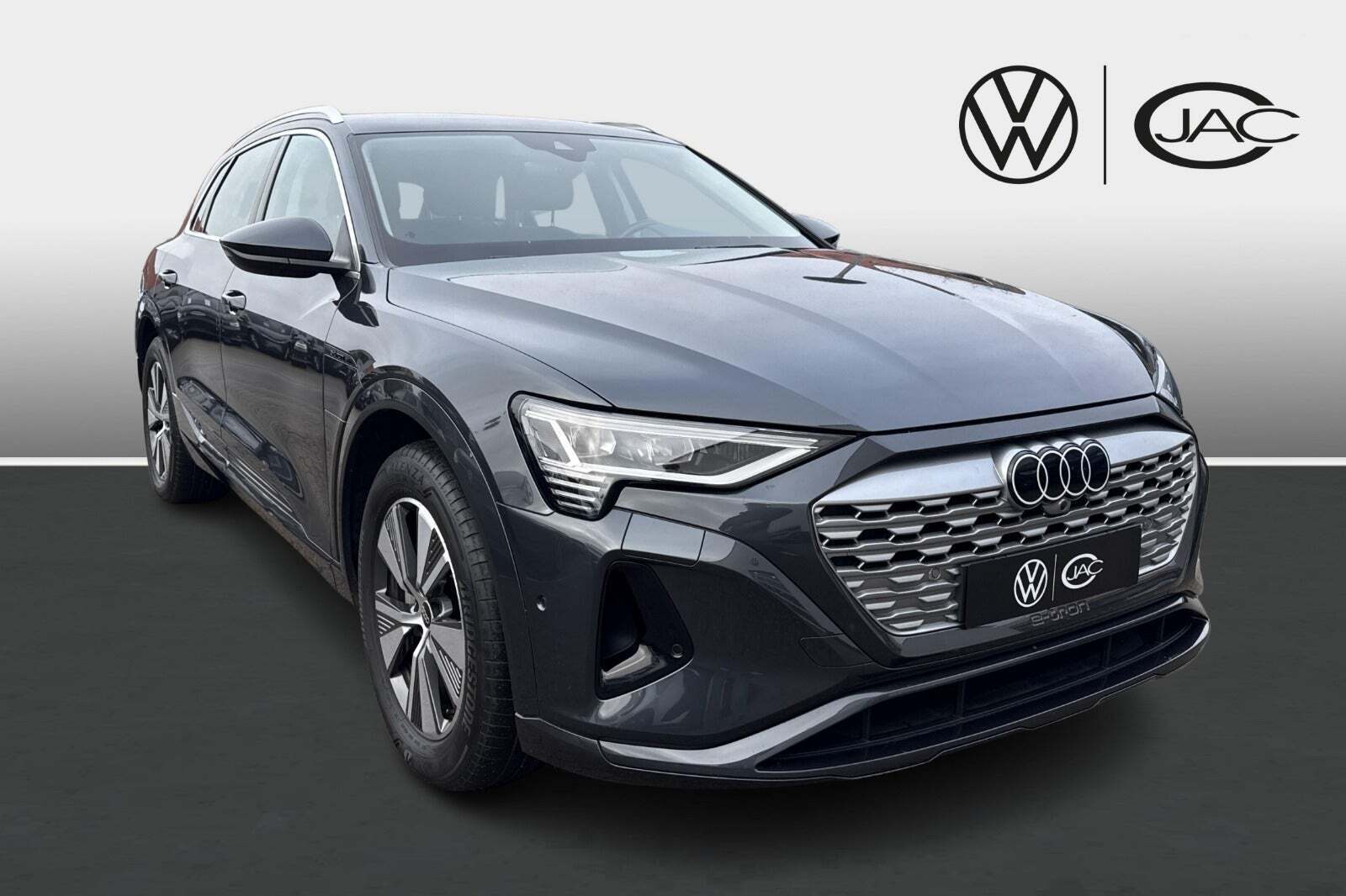 Grå Audi Q8 e-tron fra 2024