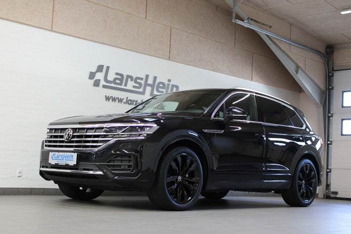 Sort VW Touareg fra 2021 set udefra