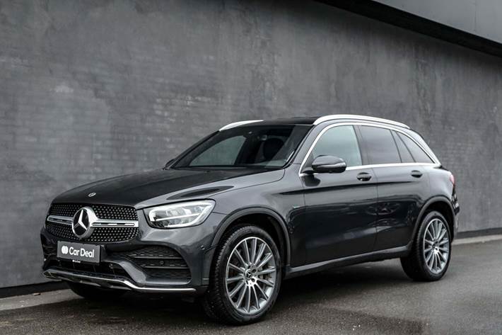 Grå Mercedes GLC300 de fra 2021 set udefra