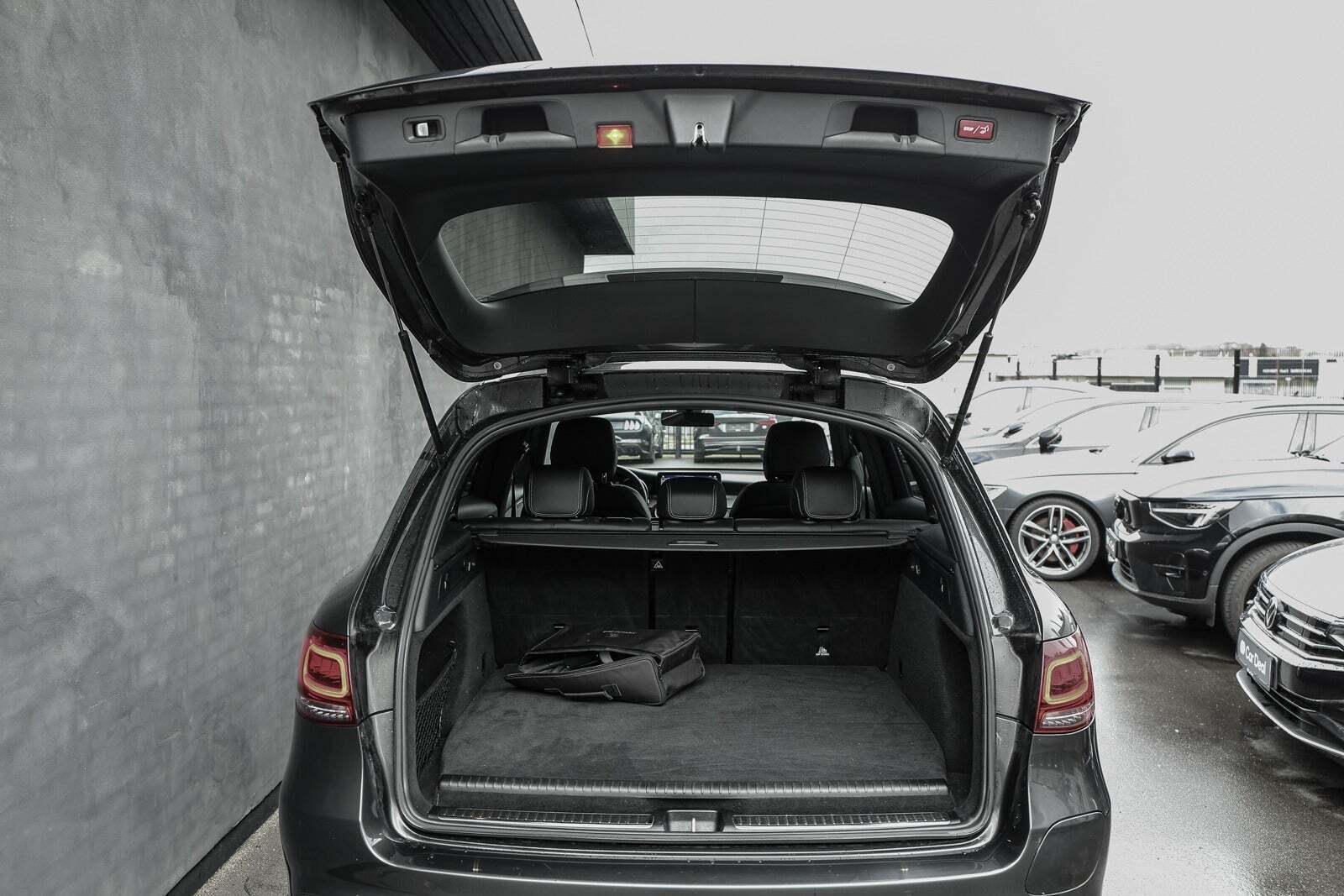 Grå Mercedes GLC300 de fra 2021