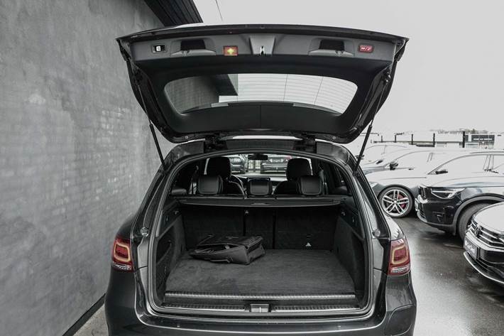 Grå Mercedes GLC300 de fra 2021