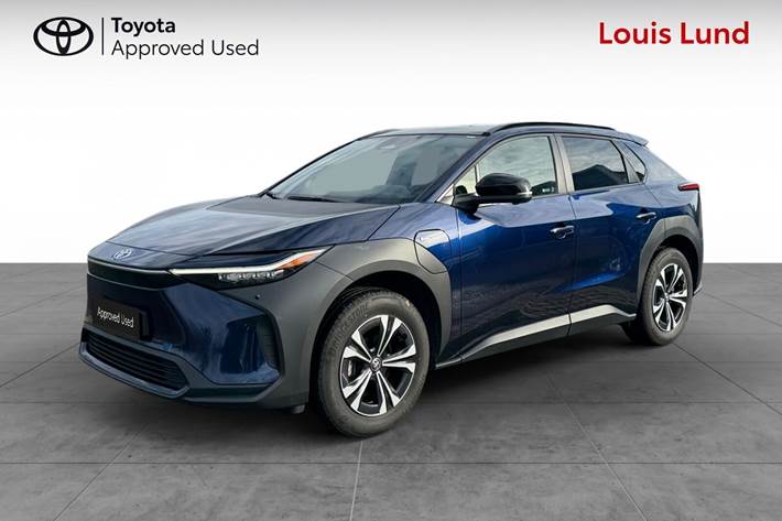 Blå Toyota BZ4X fra 2025 set udefra