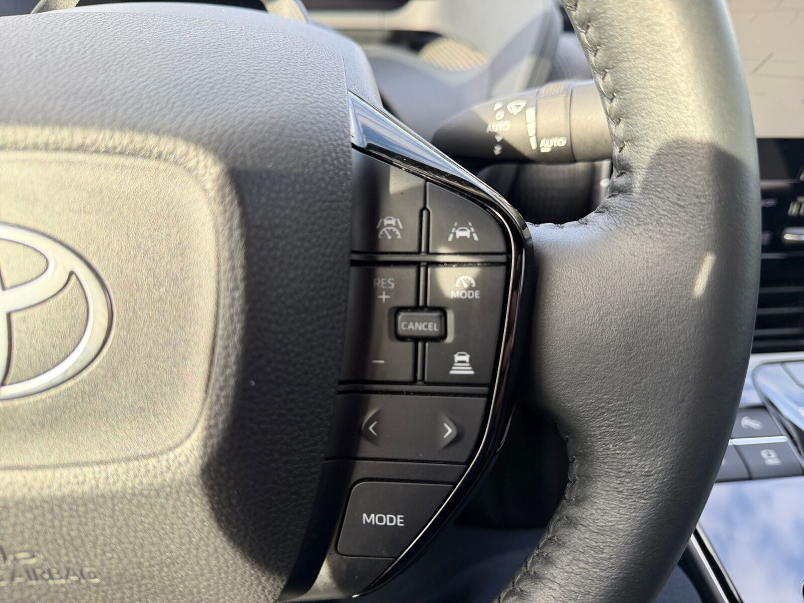 Blå Toyota BZ4X fra 2025