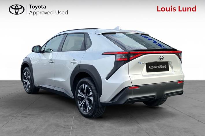 Sølv Toyota BZ4X fra 2025