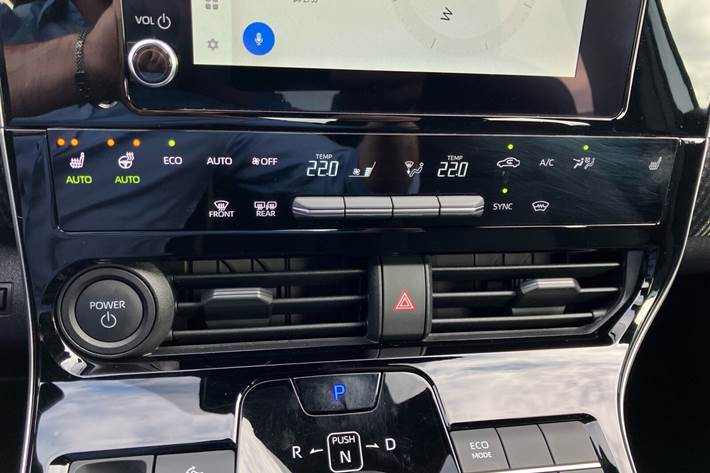 Sølv Toyota BZ4X fra 2025