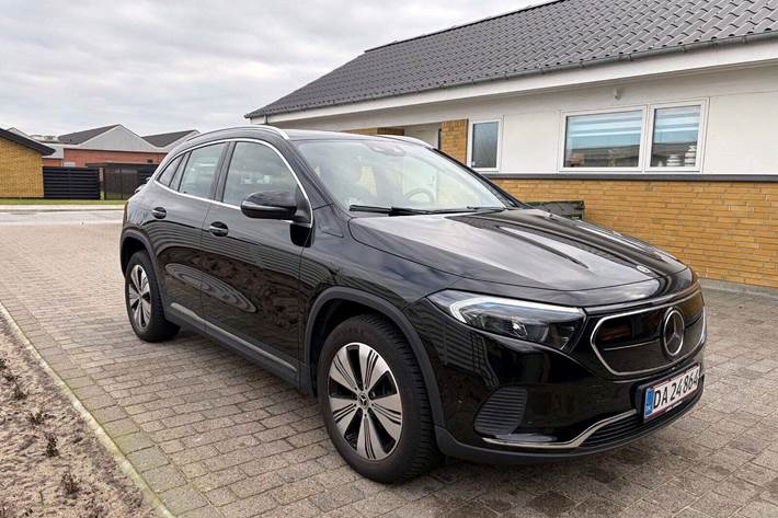 Sort Mercedes EQA250 fra 2021 set udefra