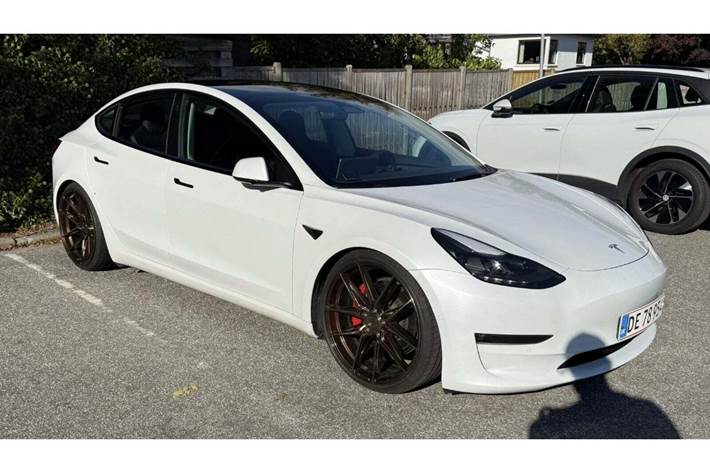 Hvid Tesla Model 3 fra 2022 set udefra