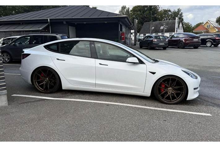 Hvid Tesla Model 3 fra 2022