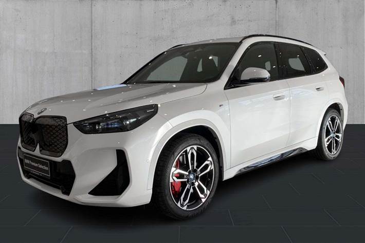 Hvid BMW iX1 fra 2025 set udefra