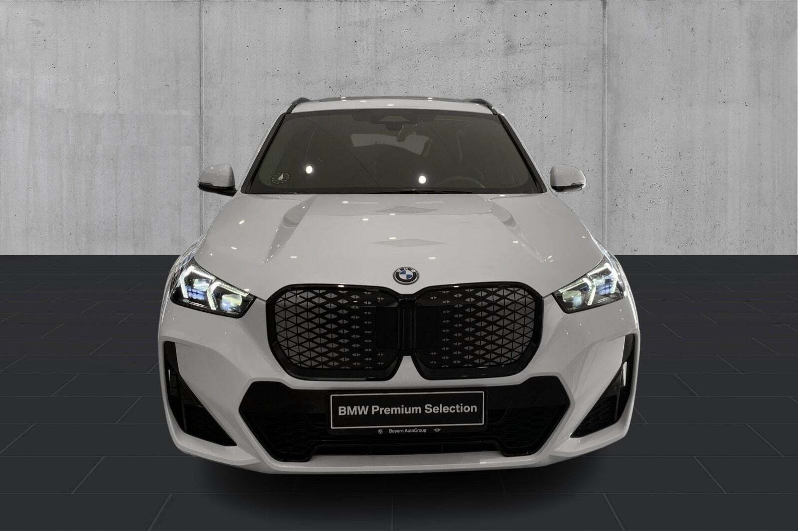 Hvid BMW iX1 fra 2025